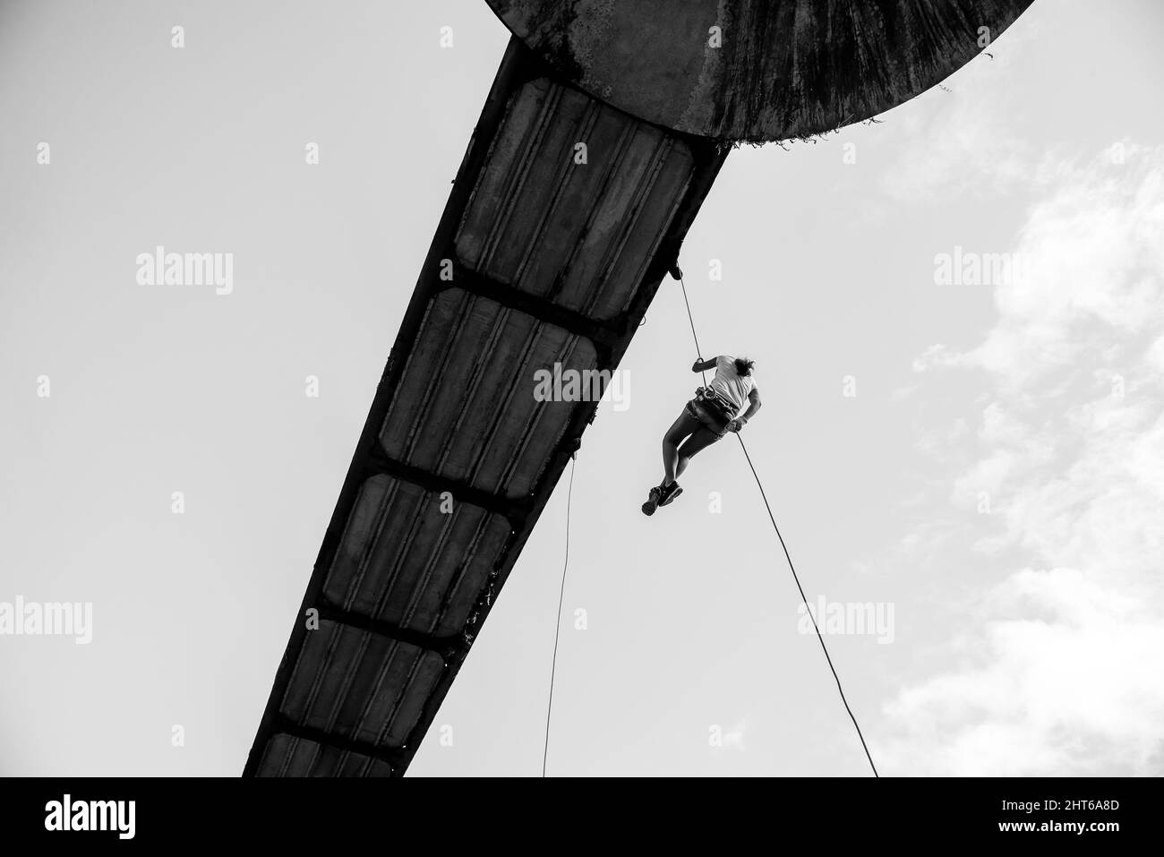 Salvador, Bahia, Brésil - Setembro 17, 2017: Femme pratiquant le rappel sur un passage piétonnier.Salvador Bahia Brésil. Banque D'Images