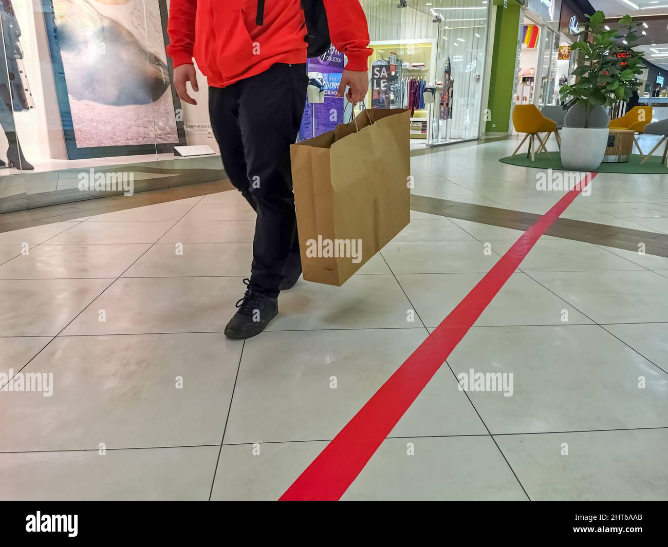 homme sans visage marchant dans le centre commercial avec sac d'artisanat. concept du vendredi noir Banque D'Images