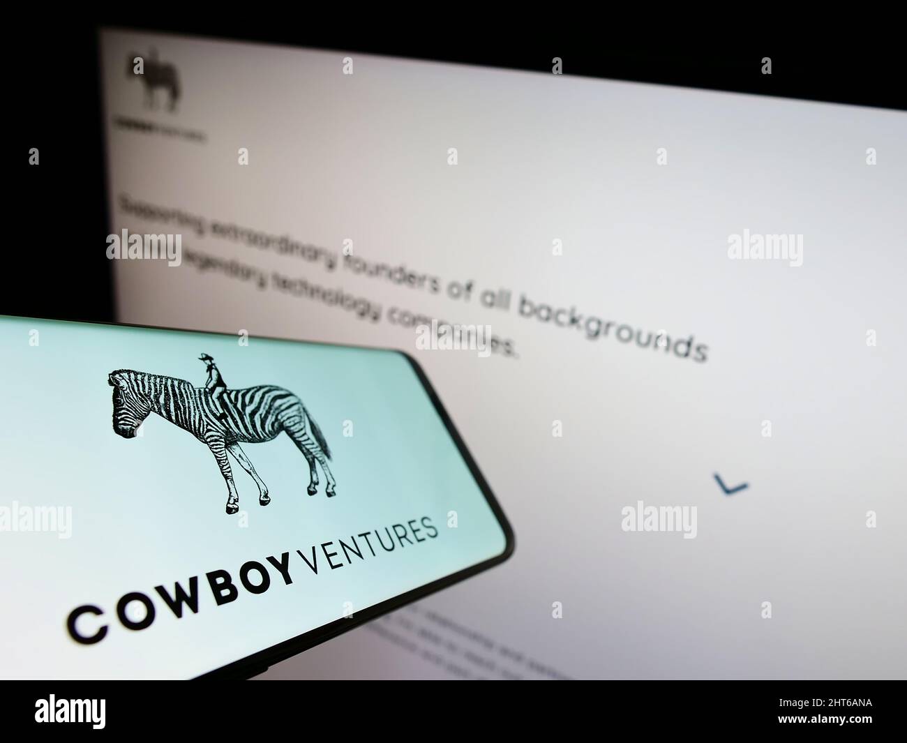Téléphone mobile avec logo de la société de capital-risque américaine Cowboy Ventures à l'écran devant le site Web d'affaires. Concentrez-vous sur le centre de l'écran du téléphone. Banque D'Images Téléphone mobile avec logo de la société de capital-risque américaine Cowboy Ventures à l'écran devant le site Web d'affaires. Concentrez-vous sur le centre de l'écran du téléphone. Banque D'Images