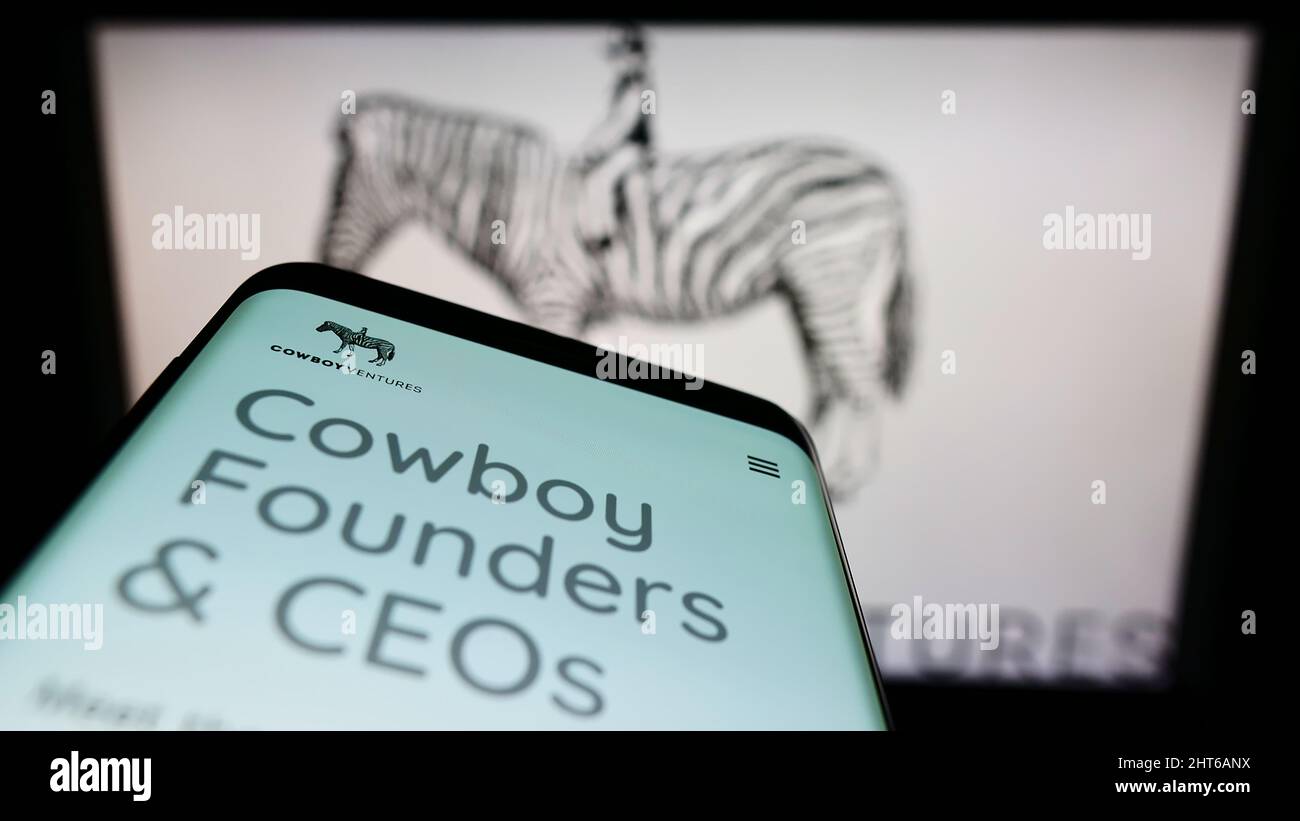 Smartphone avec la page Web de la société américaine de capital-risque Cowboy Ventures à l'écran devant le logo. Faites la mise au point dans le coin supérieur gauche de l'écran du téléphone. Banque D'Images Smartphone avec la page Web de la société américaine de capital-risque Cowboy Ventures à l'écran devant le logo. Faites la mise au point dans le coin supérieur gauche de l'écran du téléphone. Banque D'Images