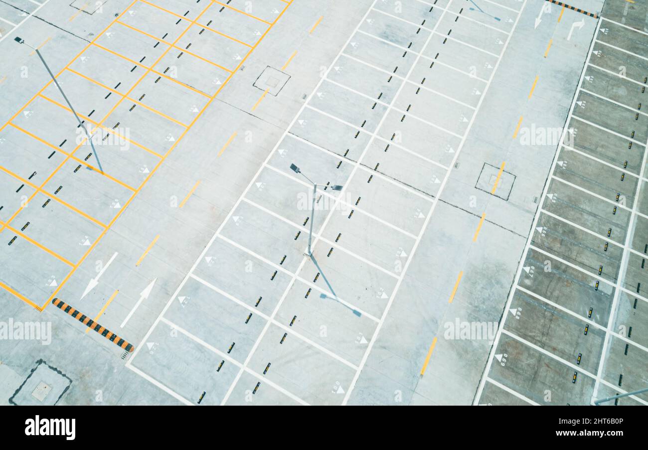 Photo aérienne en grand angle d'un parking vide Banque D'Images