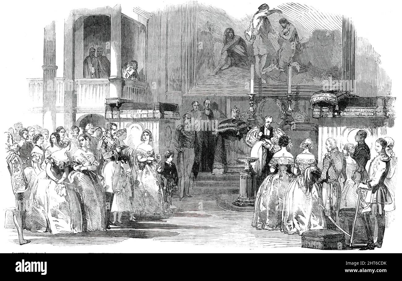 Baptême du Prince Arthur, dans la Chapelle royale, au Palais de Buckingham, [Londres], 1850. « Alors que la reine [Victoria] et le prince entraient dans la chapelle, la marche dans l'Oratorio de Handel fut exécutée... l'archevêque de Canterbury commença le service baptismal, et à son arrivée à la partie pour nommer l'enfant, la comtesse de Gainsborough a remis le prince naissant à l'archevêque, Lorsque son Altesse Royale a été nommé Arthur William Patrick Albert... la Reine portait une robe de soie blanche arrosée et brocardée, avec une large pointe de dentelle Honiton, taillée de blanc s. Banque D'Images