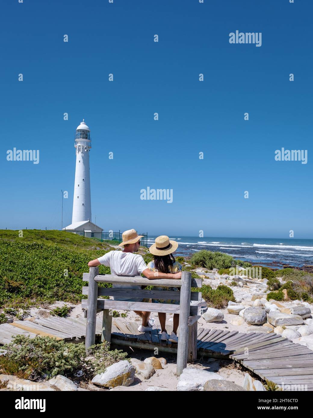 Couple homme et femmes visitant le phare de Slangkop Kommetjie Cape Town Afrique du Sud, le phare de Slangkop dans le village de Kommetjie sur la péninsule du Cap. Banque D'Images