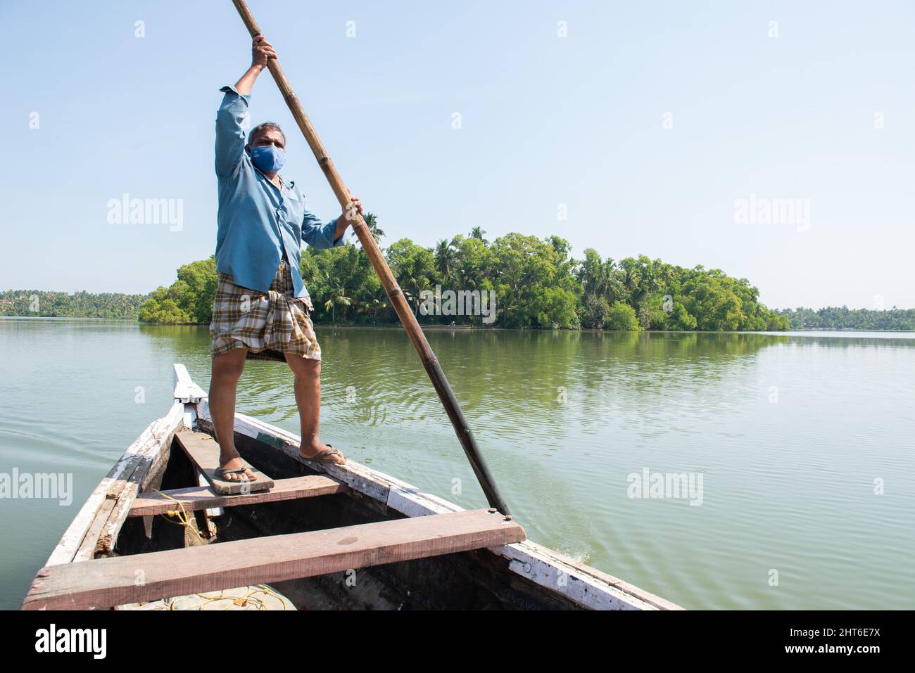 Varkala, Inde - janvier 2022 : flottant sur un canoë de Golden Island (en arrière-plan) Banque D'Images Varkala, Inde - janvier 2022 : flottant sur un canoë de Golden Island (en arrière-plan) Banque D'Images