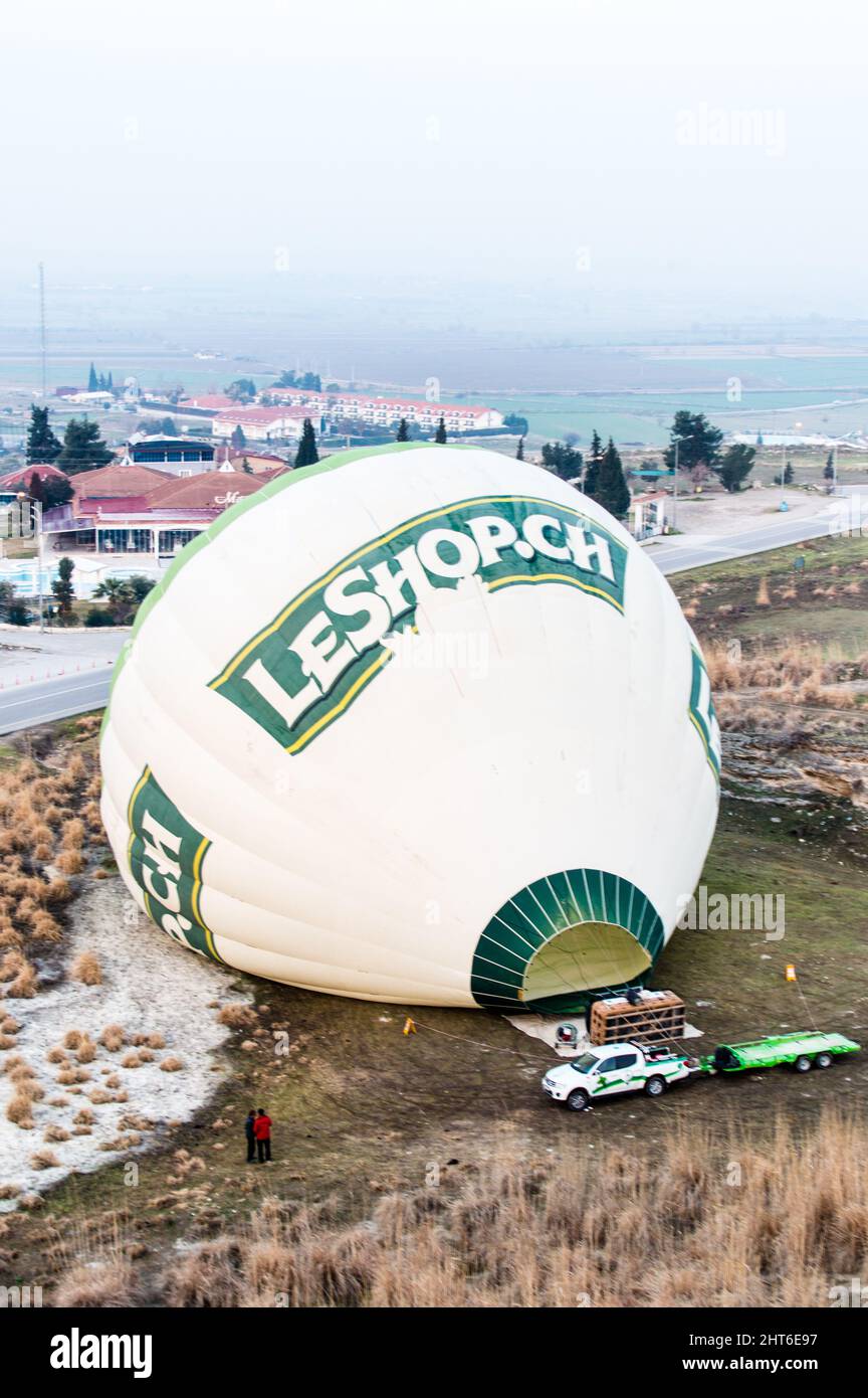 Vue aérienne d'un ballon d'air chaud préparation pour le vol Banque D'Images