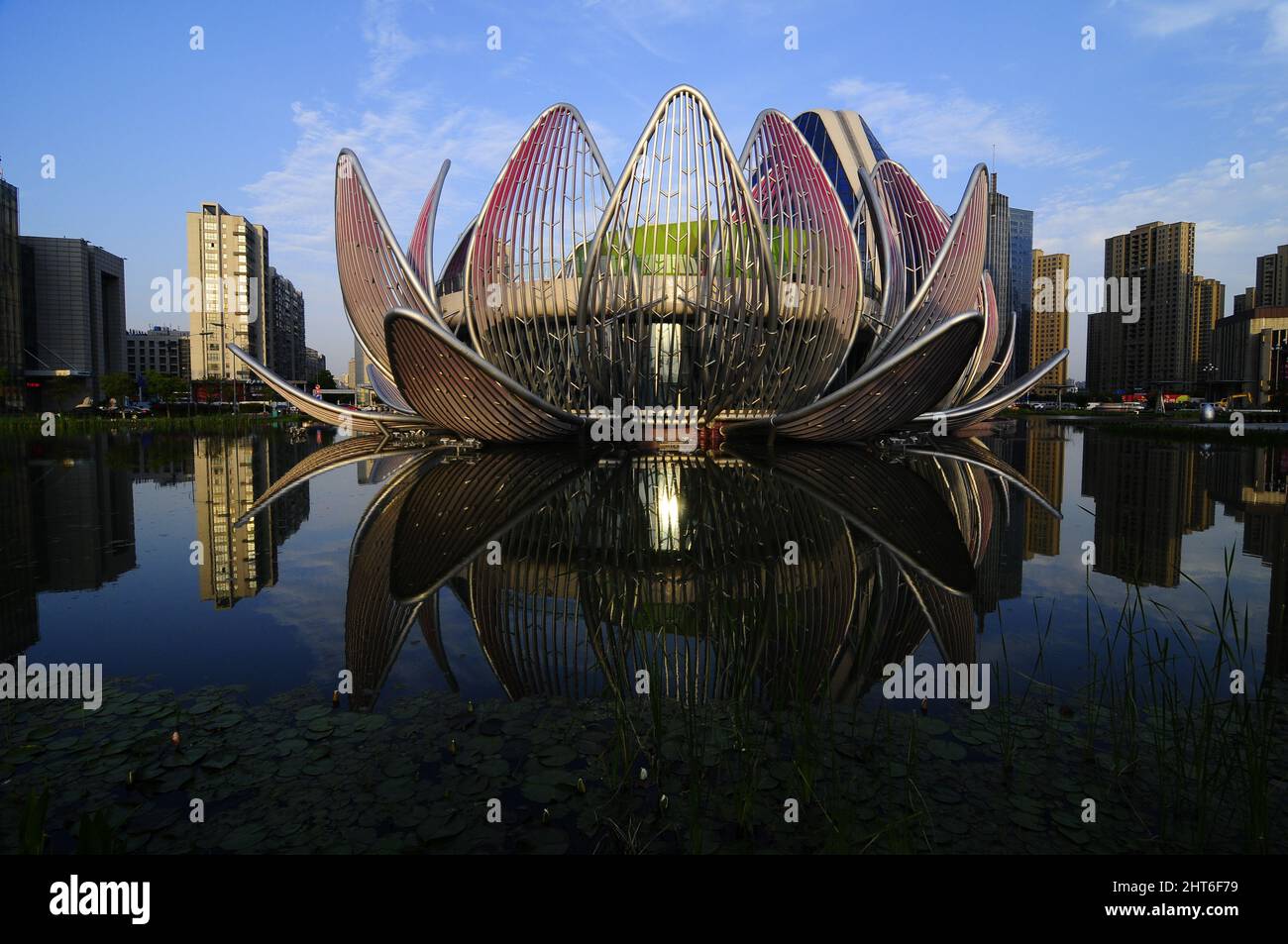 Le Lotus Building sur l'étang dans le parc public au coucher du soleil Banque D'Images