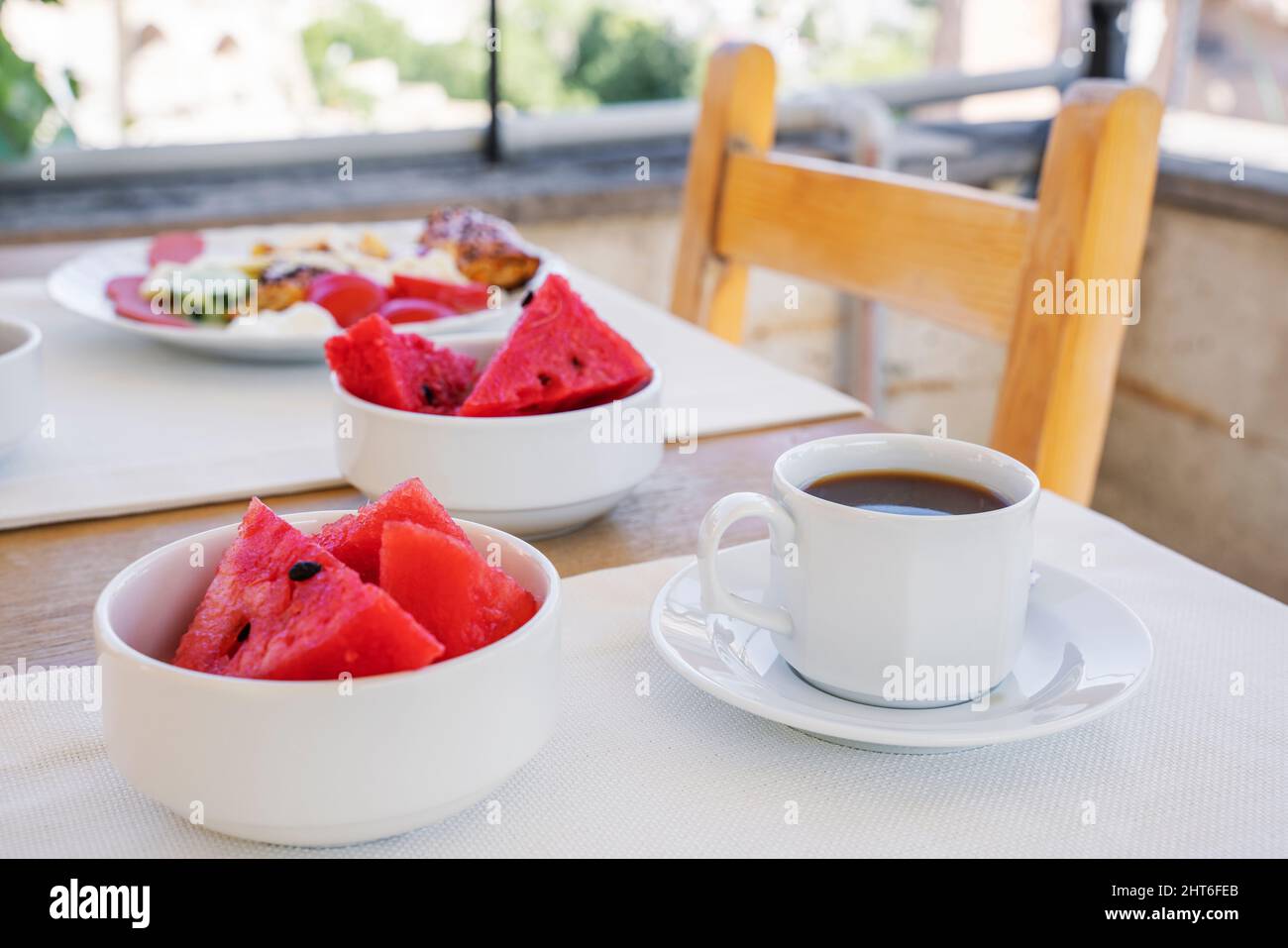 Petit-déjeuner ou brunch servi en été sur la terrasse avec tranches de pastèque. Banque D'Images