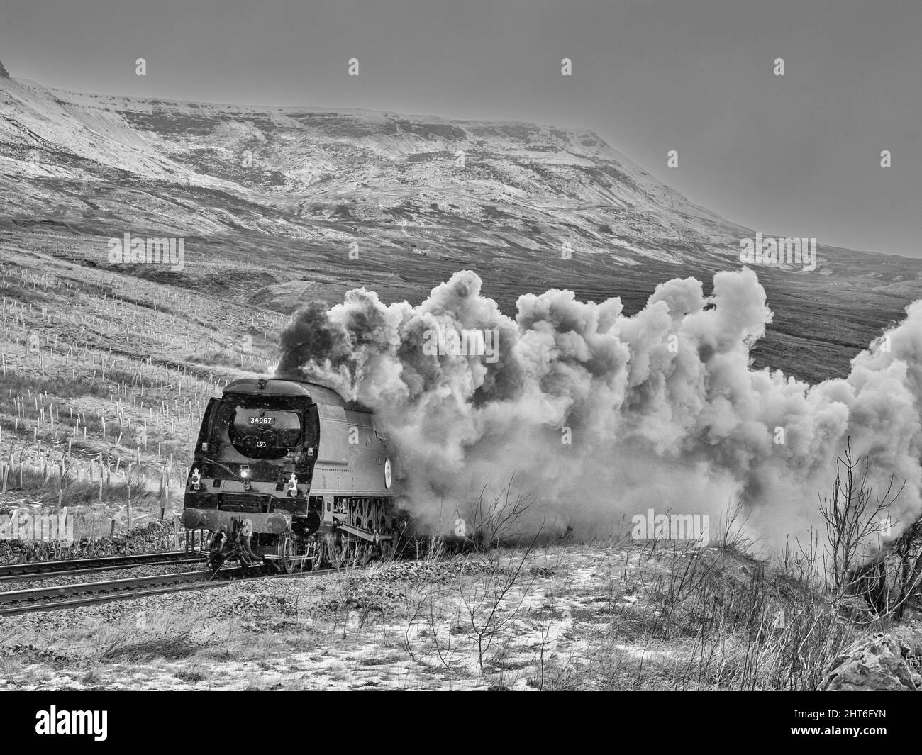 L'image est de la bataille des chemins de fer du Sud de la Grande-Bretagne classe 4-6-2 #34067 Tangmere approchant le sommet de l'AIS Gill sur le règlement à la ligne de Carlisle dans le Banque D'Images