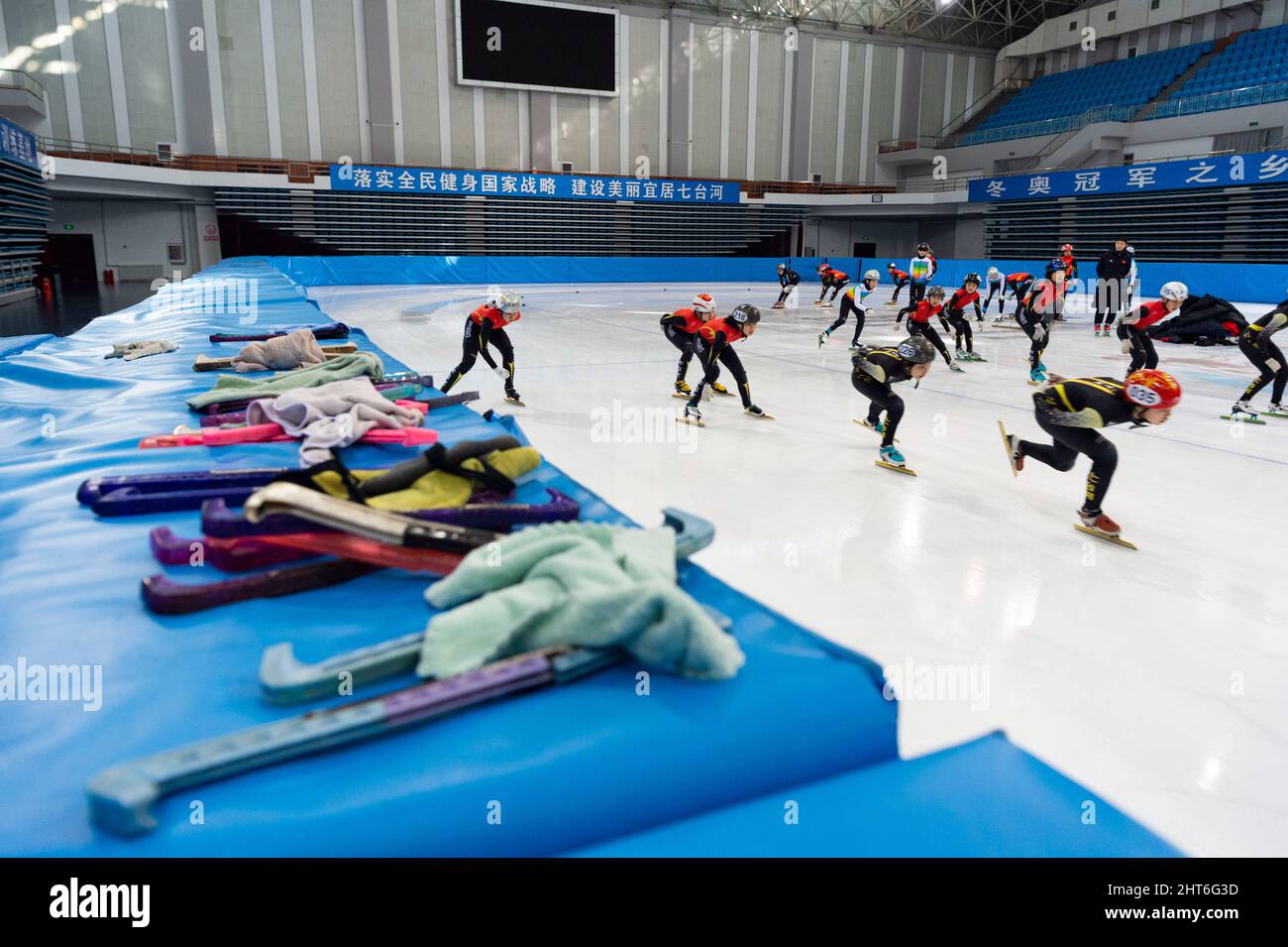 (220227) -- QITAIHE, 27 février 2022 (Xinhua) -- photo prise le 24 février 2022 montre des élèves de l'école municipale de sport amateur de Qitaihe qui participent à une séance de formation sur le patinage de vitesse sur piste courte au Qitaihe Sports Centre de Qitaihe, dans la province de Heilongjiang, dans le nord-est de la Chine. À ce jour, 7 des 22 médailles d'or olympiques d'hiver de Chine ont été revendiquées par des athlètes formés à Qitaihe City. La ville a intensié ses efforts pour former les talents des sports d'hiver au cours des dernières années en construisant des écoles qui offrent une formation de patinage de vitesse sur piste courte, en établissant une base d'entraînement pour l'équipe sportive provinciale, a Banque D'Images