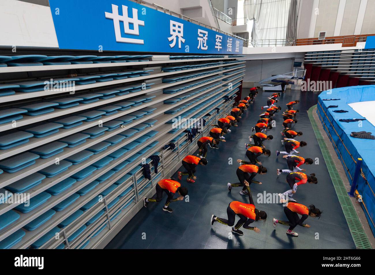 (220227) -- QITAIHE, 27 février 2022 (Xinhua) -- photo prise le 24 février 2022 montre les étudiants d'un collège professionnel qui se réchauffent avant une séance de formation de patinage de vitesse sur piste courte au Qitaihe Sports Center de Qitaihe City, dans la province de Heilongjiang, dans le nord-est de la Chine. À ce jour, 7 des 22 médailles d'or olympiques d'hiver de Chine ont été revendiquées par des athlètes formés à Qitaihe City. Ces dernières années, la ville a intensié ses efforts pour former les talents des sports d'hiver en construisant des écoles qui offrent une formation de patinage de vitesse sur piste courte, en établissant une base d'entraînement pour les équipes sportives provinciales et en tenant de la glace Banque D'Images
