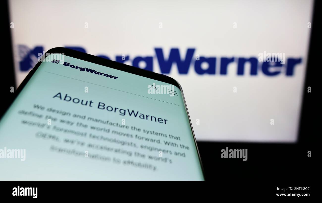 Smartphone avec le site Web de la société automobile américaine BorgWarner Inc. À l'écran devant le logo de l'entreprise. Faites la mise au point dans le coin supérieur gauche de l'écran du téléphone. Banque D'Images