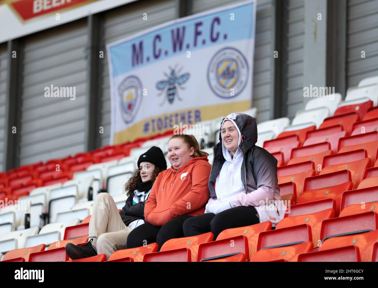 Fans dans les stands avant le cinquième match de la coupe Vitality pour femmes FA au Leigh Sports Village, Manchester. Date de la photo: Dimanche 27 février 2022. Banque D'Images
