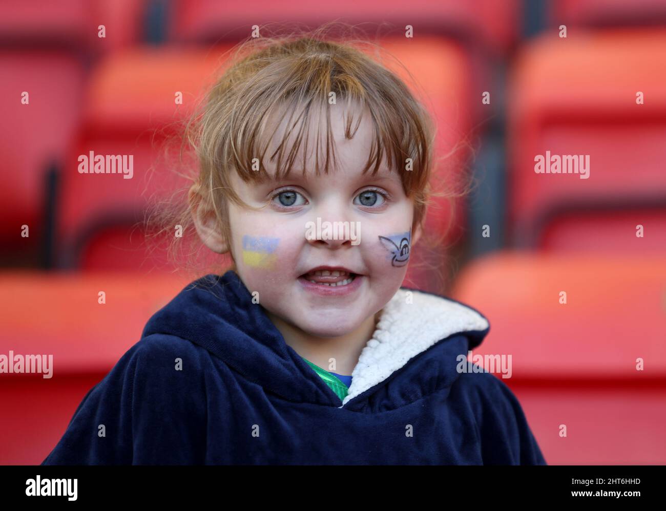 Un jeune fan de Manchester City avec une peinture faciale du drapeau de l'Ukraine avant le cinquième match rond de la Vitality Women's FA Cup à Leigh Sports Village, Manchester. Date de la photo: Dimanche 27 février 2022. Banque D'Images