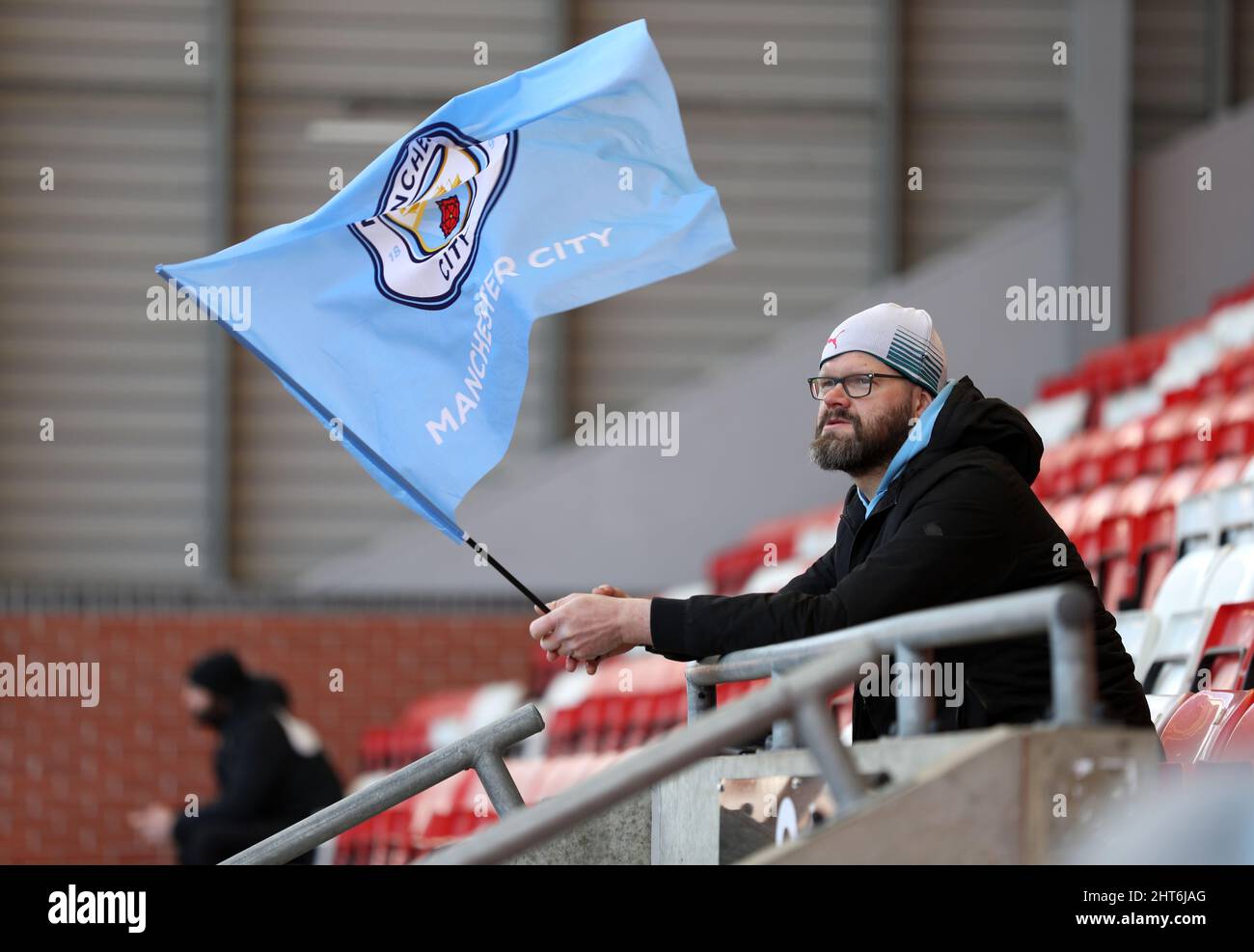 Un fan de Manchester City avec un drapeau dans les tribunes avant le cinquième match rond de la Vitality Women's FA Cup à Leigh Sports Village, Manchester. Date de la photo: Dimanche 27 février 2022. Banque D'Images