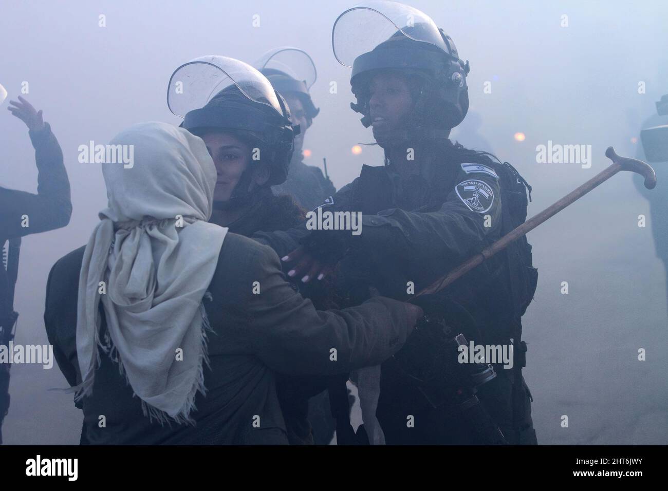 Un soldat israélien pousse un manifestant palestinien, lors d'une manifestation après que l'armée israélienne ait fermé la route menant à l'école Al-Lubban Al-Sharqiya, au sud de la ville de Naplouse, en Cisjordanie. Les colons israéliens ont déclaré que les étudiants palestiniens avaient lancé des pierres sur les véhicules israéliens. Banque D'Images