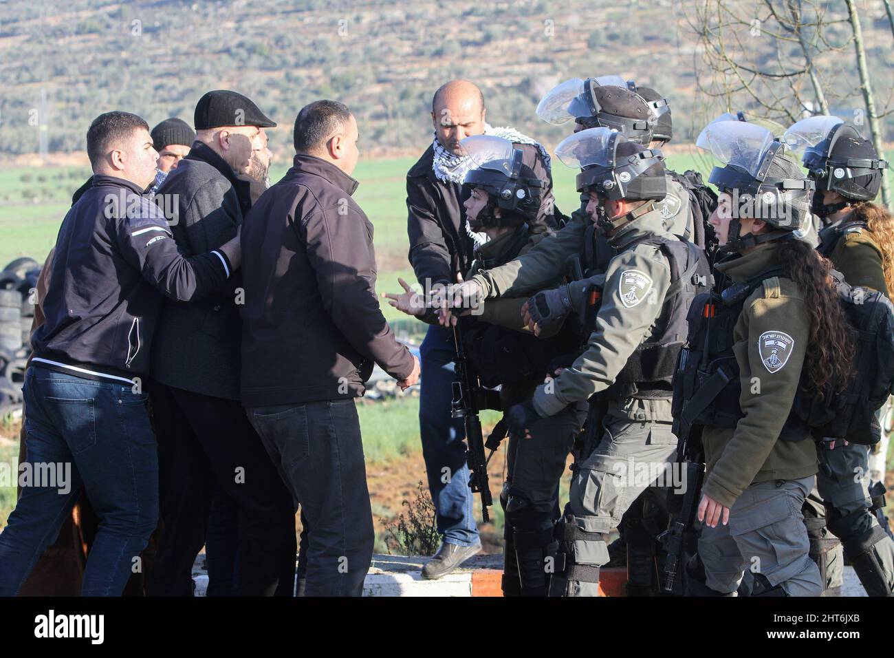 Un soldat israélien pousse un manifestant palestinien, lors d'une manifestation après que l'armée israélienne ait fermé la route menant à l'école Al-Lubban Al-Sharqiya, au sud de la ville de Naplouse, en Cisjordanie. Les colons israéliens ont déclaré que les étudiants palestiniens avaient lancé des pierres sur les véhicules israéliens. Banque D'Images