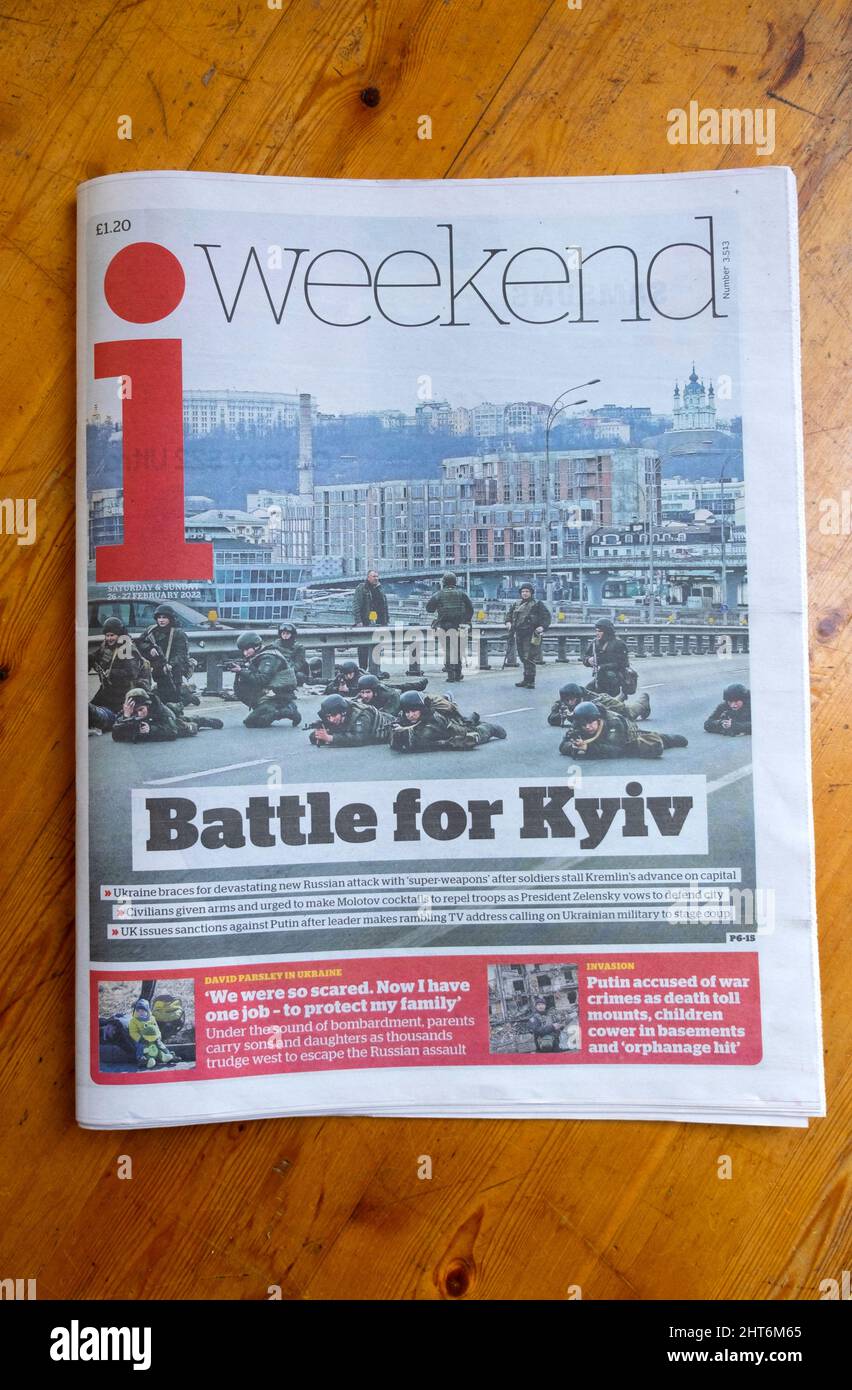 j'ai journal titre première page 'bataille pour Kiev' Ukraine Russie invasion conflit le 26 février 2022 Londres Angleterre Royaume-Uni Grande-Bretagne Banque D'Images