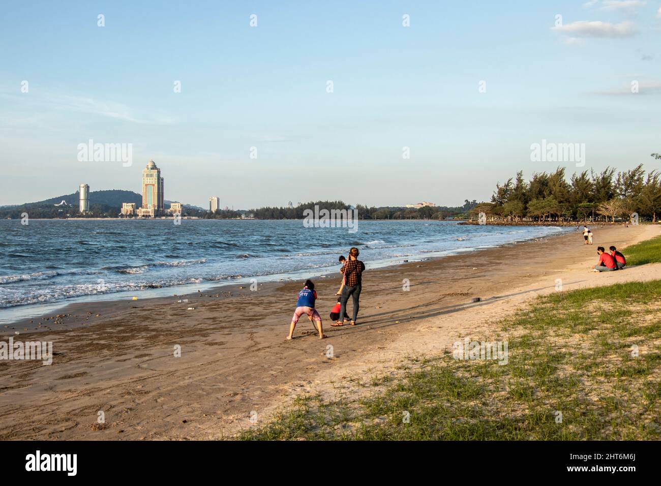 Cyclisme, jogging, marche et activités le long de la côte et de la plage à la baie de Likas Kota Kinabalu Sabah Borneo Malaysia Banque D'Images