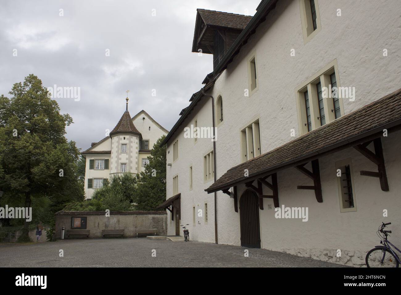 Vue latérale de l'extérieur des maisons et bâtiments anciens de la ville de Winterthur, Suisse contre un ciel gris Banque D'Images