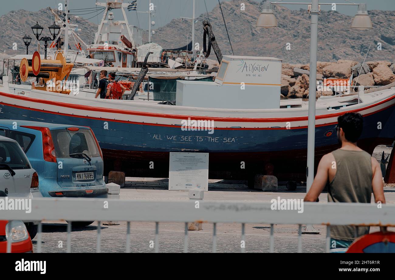 Bateau avec l'inscription « tout ce que nous voyons est la mer » Banque D'Images