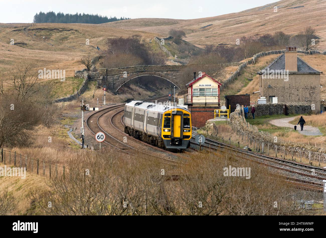 Un train de voyageurs Sprinter passe la boîte de signalisation Blea Moor en route vers Leeds depuis Carlisle, sur le célèbre chemin de fer Settle-Carlisle. Banque D'Images
