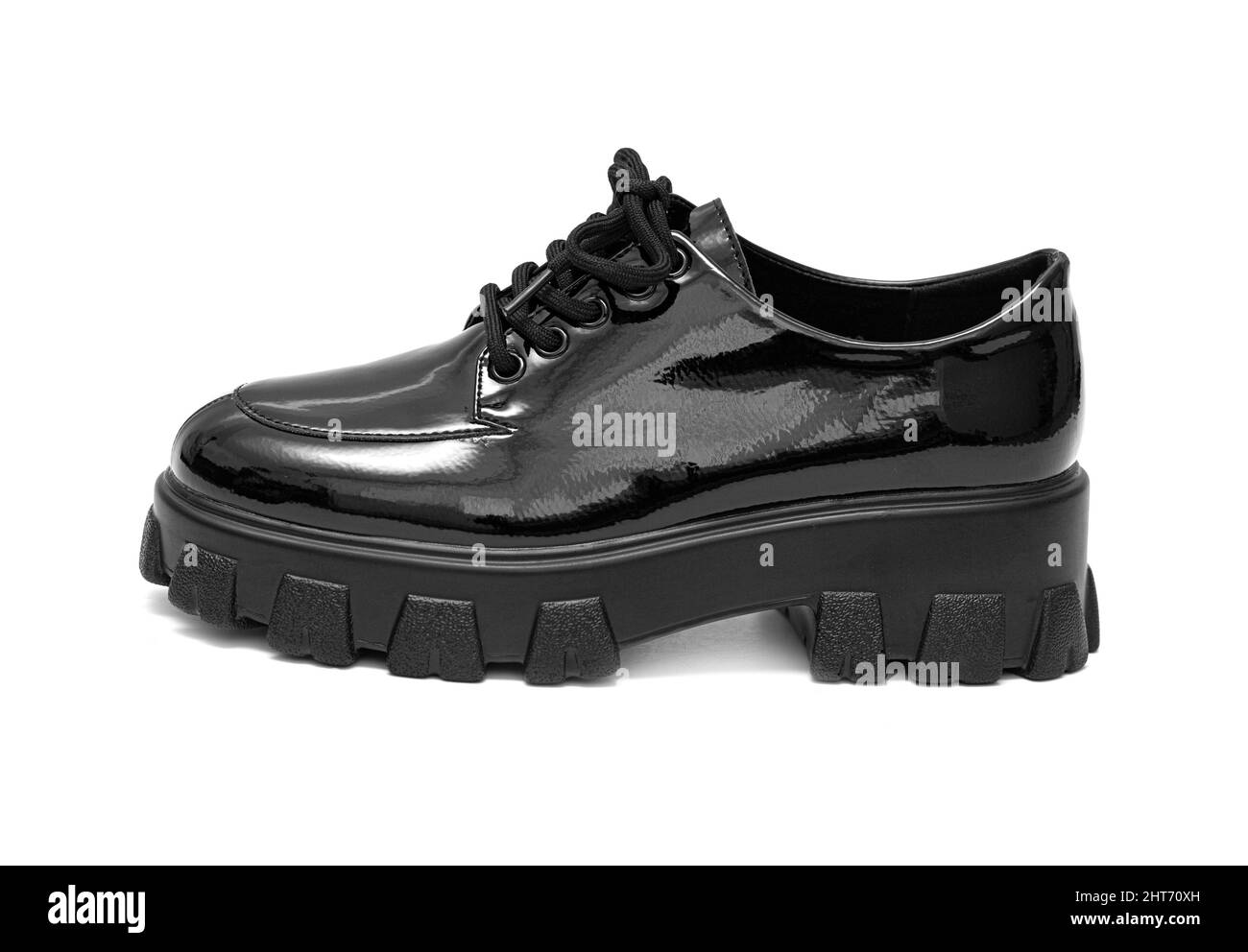 Cuir verni noir chaussures pour femmes style grunge isolées sur blanc Banque D'Images