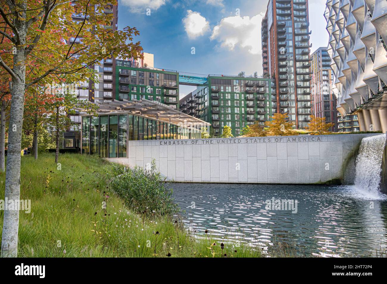 Embassy Gardens et l'ambassade des États-Unis avec la piscine Sky qui s'étend entre deux immeubles d'appartements de luxe à neuf Elms, Londres, Royaume-Uni Banque D'Images