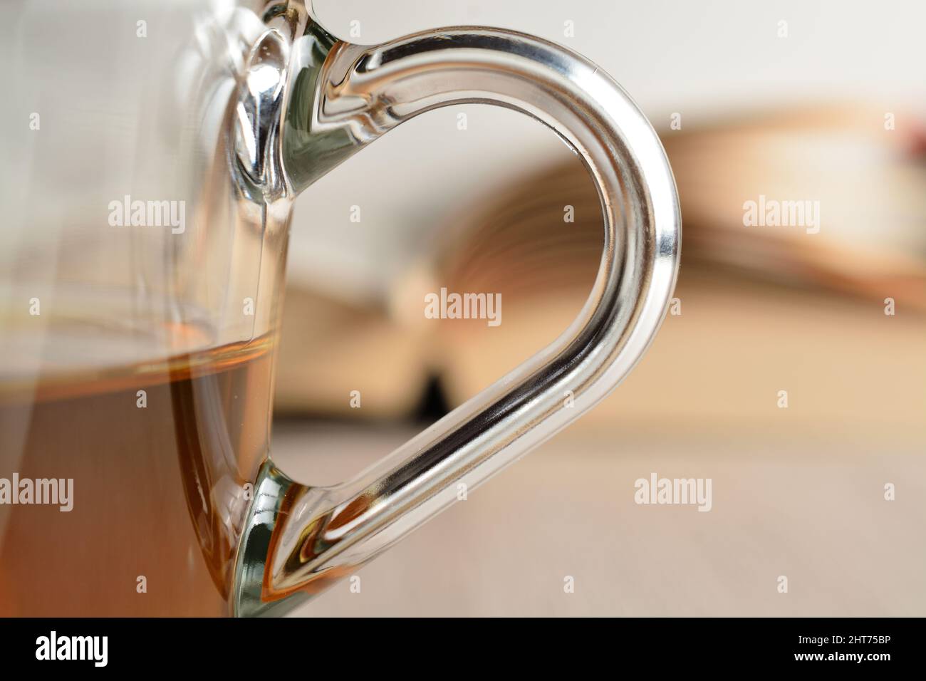Thé dans une tasse en verre et livre ouvert. Temps de thé. Banque D'Images
