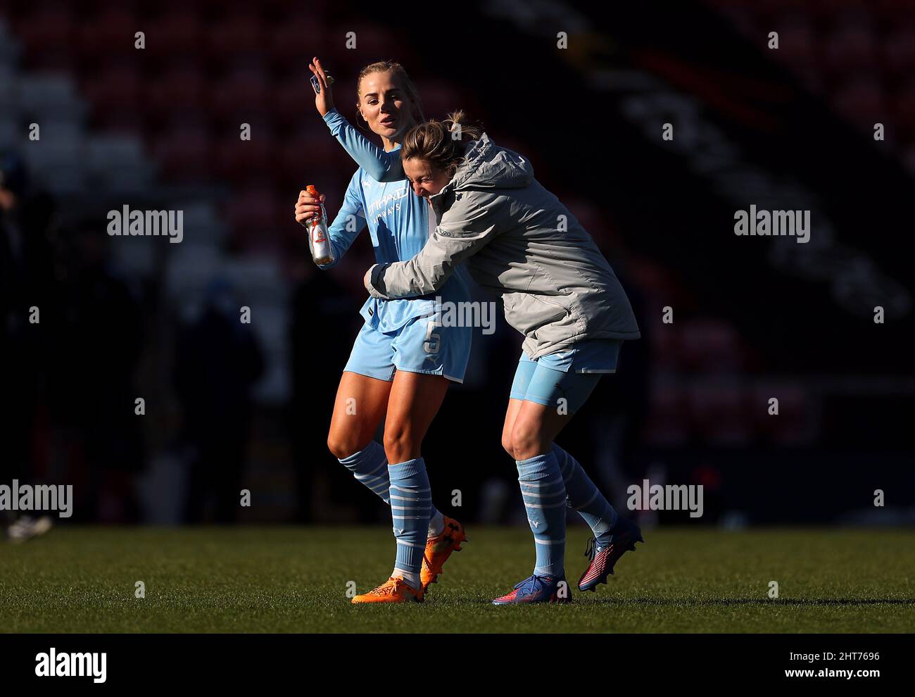 Ellen White et Alex Greenwood, de Manchester City, célèbrent après le cinquième match de la Vitality Women's FA Cup au Leigh Sports Village, Manchester. Date de la photo: Dimanche 27 février 2022. Banque D'Images