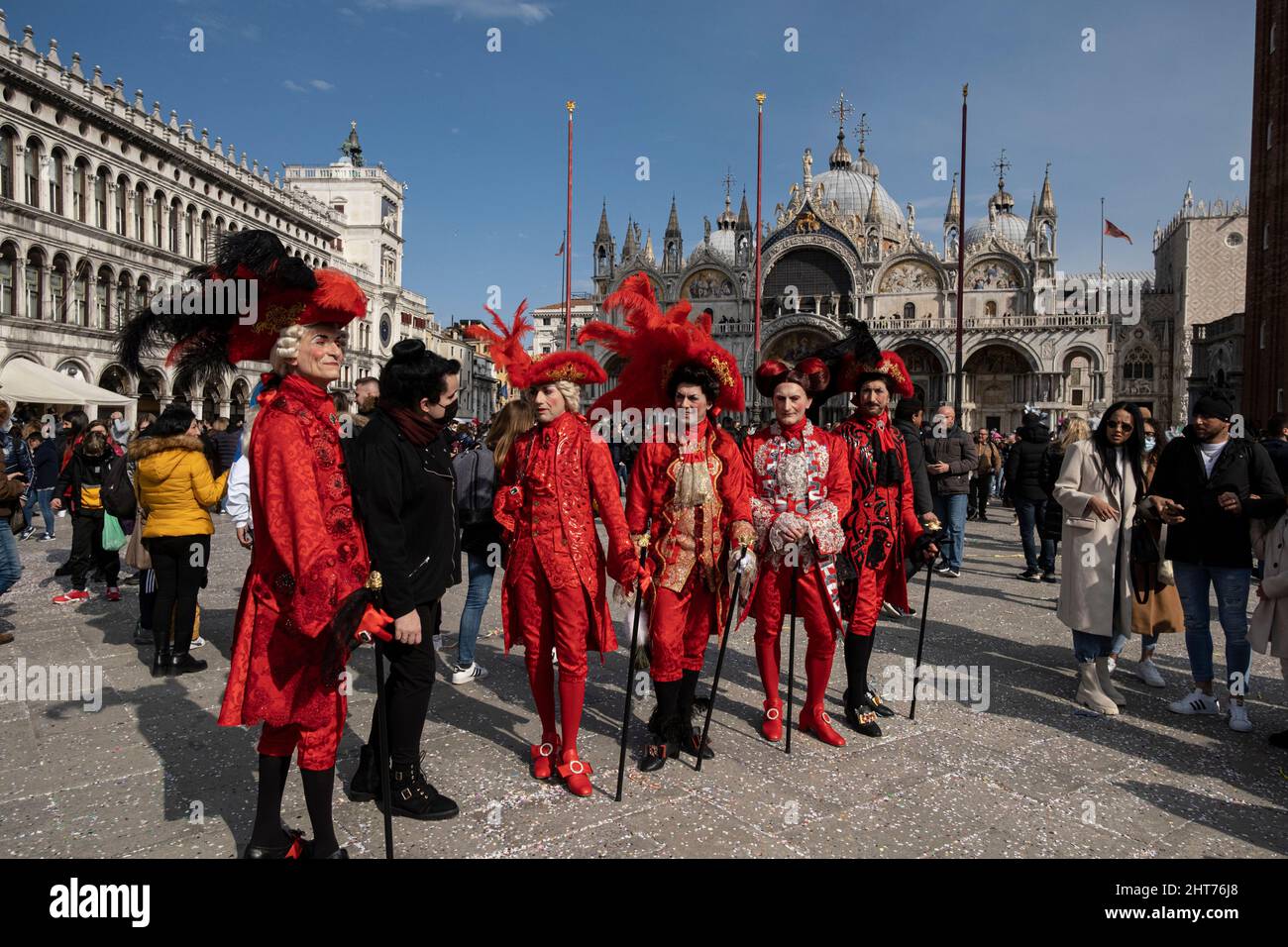Les fêtards masqués se réunissent pour célébrer le carnaval de Venise à Venise, Italie, le 27 février 2022. Banque D'Images