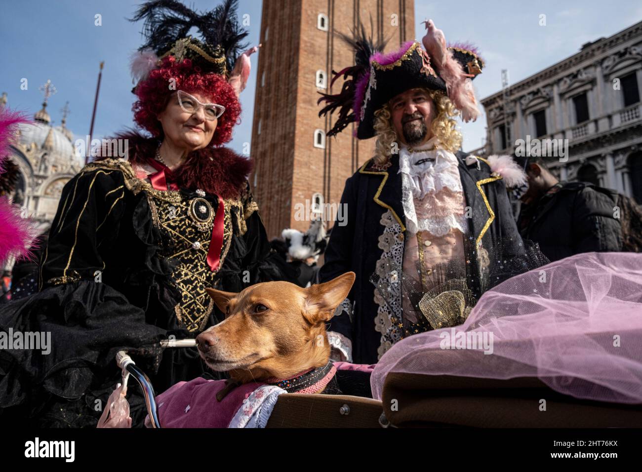 Les fêtards masqués se réunissent pour célébrer le carnaval de Venise à Venise, Italie, le 27 février 2022. Banque D'Images