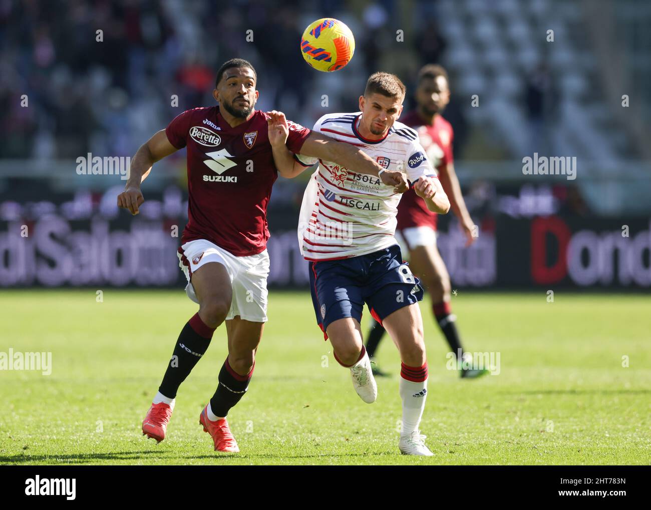 Turin, Italie, le 27th février 2022. Gleison Bremer de Torino FC défenses avec Razvan Marin de Cagliari pendant le match de la série A au Stadio Grande Torino, Turin. Le crédit photo devrait se lire: Jonathan Moscrop / Sportimage Banque D'Images