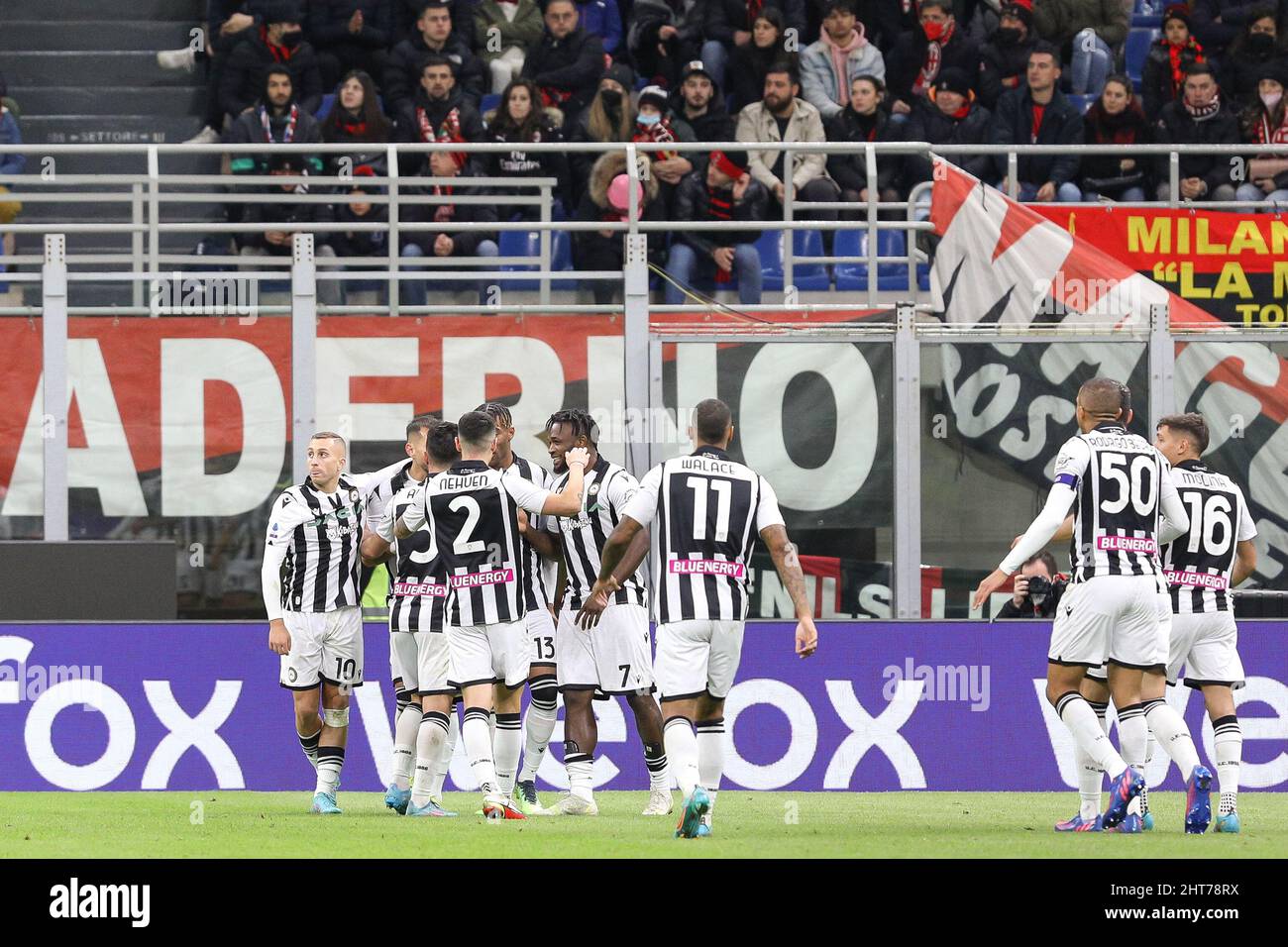 25 février 2022, Milan, Italie: Italie, Milan, février 25 2022: Destiny Udogie (défenseur Udinese) marque et célèbre avec ses coéquipiers le but 1-1 à 66' pendant le match de football AC MILAN vs UDINESE, série A 2021-2022 day27, stade San Siro (Credit image: © Fabrizio Andrea Bertani/Pacific Press via ZUMA Press Wire) Banque D'Images