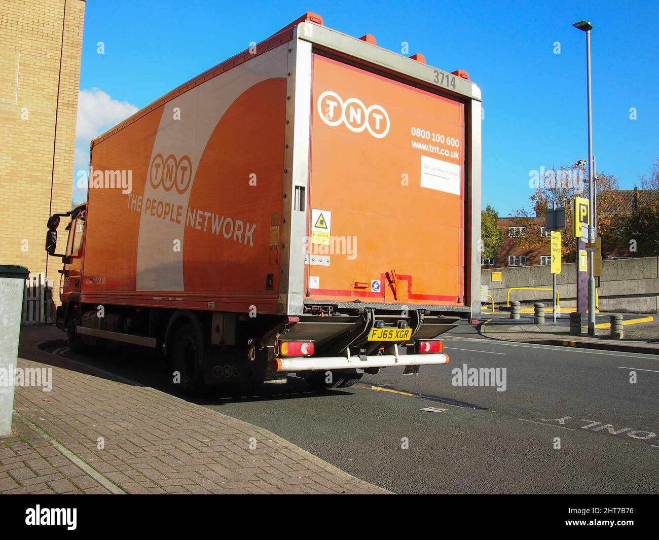 Une camionnette de livraison TNT orange et blanche Banque D'Images