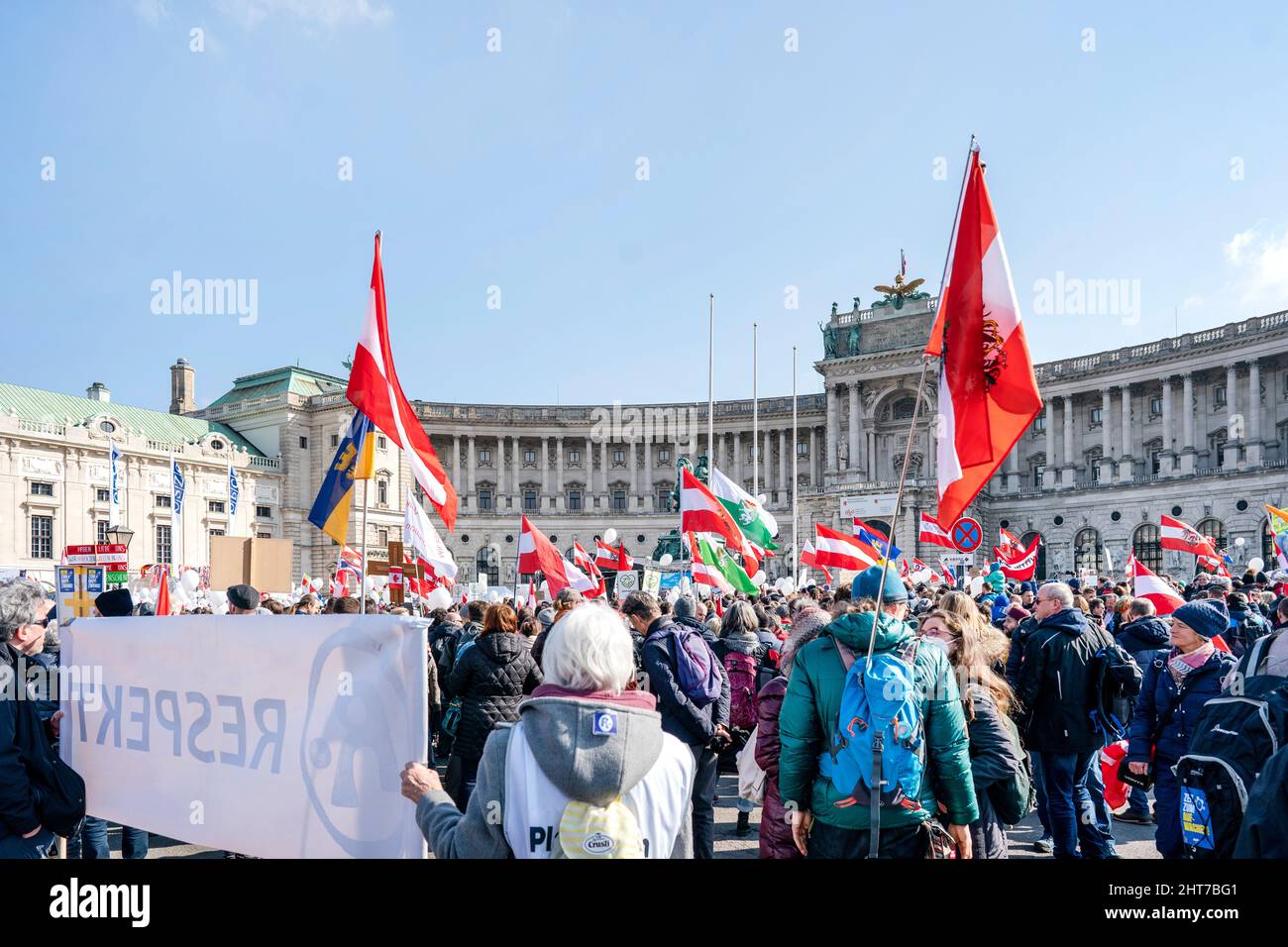 Drapeaux et personnes protestant lors d'une manifestation anti-vaccin à Vienne, Autriche, février 2022 Banque D'Images