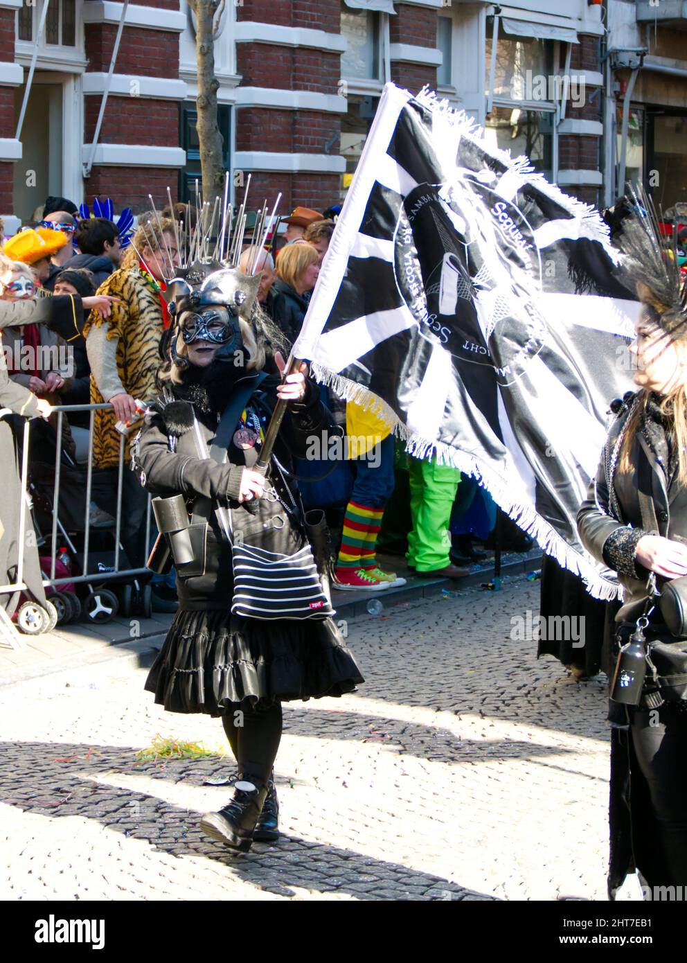 Maastricht, pays-Bas. 27th févr. 2022. Une femme portant un costume prenant part à la parade à Maastricht le dimanche du Carnaval. Elle porte le drapeau du groupe de samba Segura!. Anna Carpendale/Alamy Live News Banque D'Images