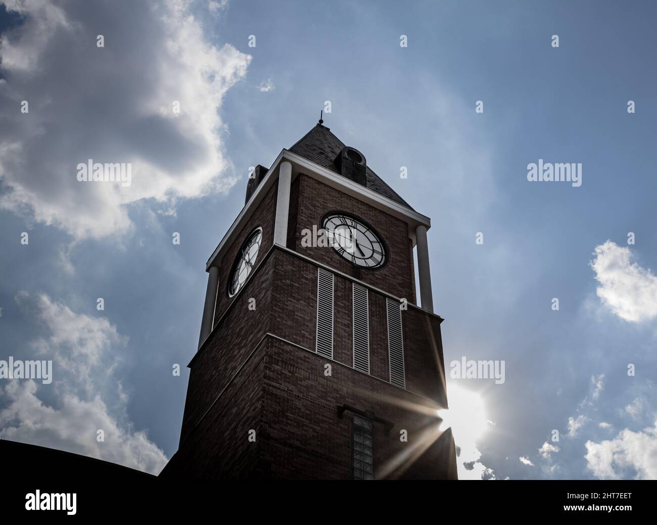 Photo à angle bas de l'hôtel de ville de Brampton sur fond de ciel Banque D'Images Photo à angle bas de l'hôtel de ville de Brampton sur fond de ciel Banque D'Images