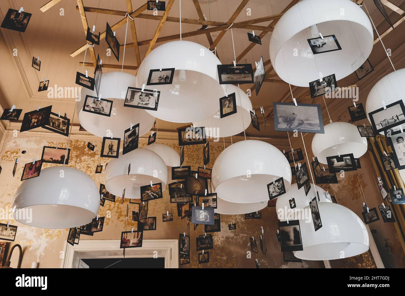 Vue sur la décoration intérieure artistique, les lumières blanches et les photos accrochées au plafond Banque D'Images