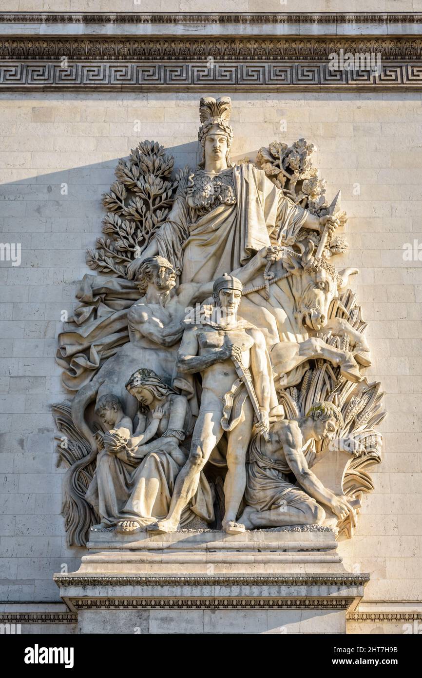 'La paix de 1815' est une pierre monumentale en relief par le sculpteur français Antoine Etex sur le pilier nord de l'Arc de Triomphe à Paris, en France. Banque D'Images