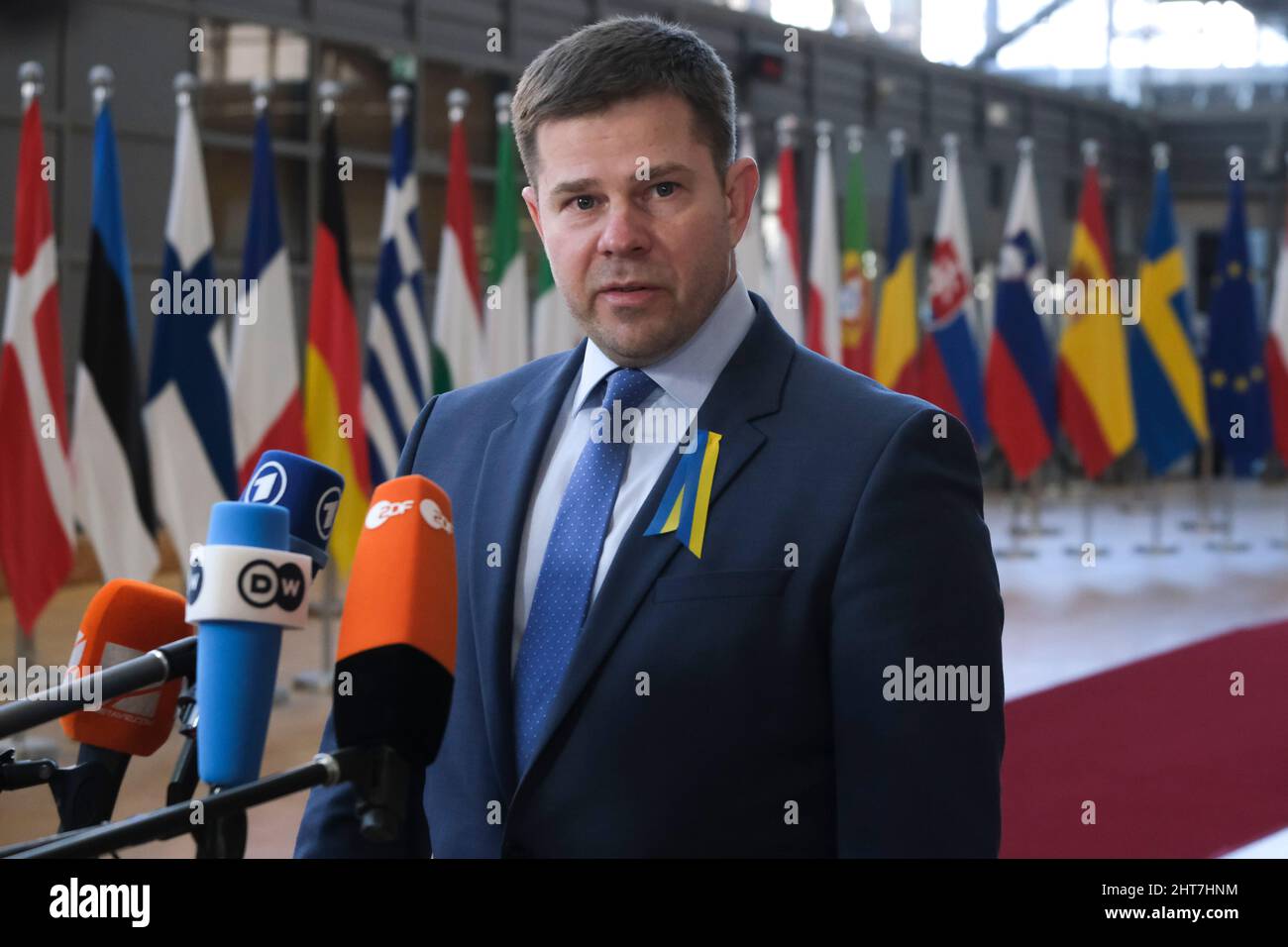 Bruxelles, Belgique. 27th févr. 2022. Le ministre de l'intérieur de l'Estonie Kristian Jaani s'adresse à la presse en prévision d'un Conseil spécial des affaires intérieures de l'UE sur la réponse à la situation en Ukraine, à Bruxelles, Belgique, le 27 février 2022. Crédit: ALEXANDROS MICHAILIDIS/Alamy Live News Banque D'Images