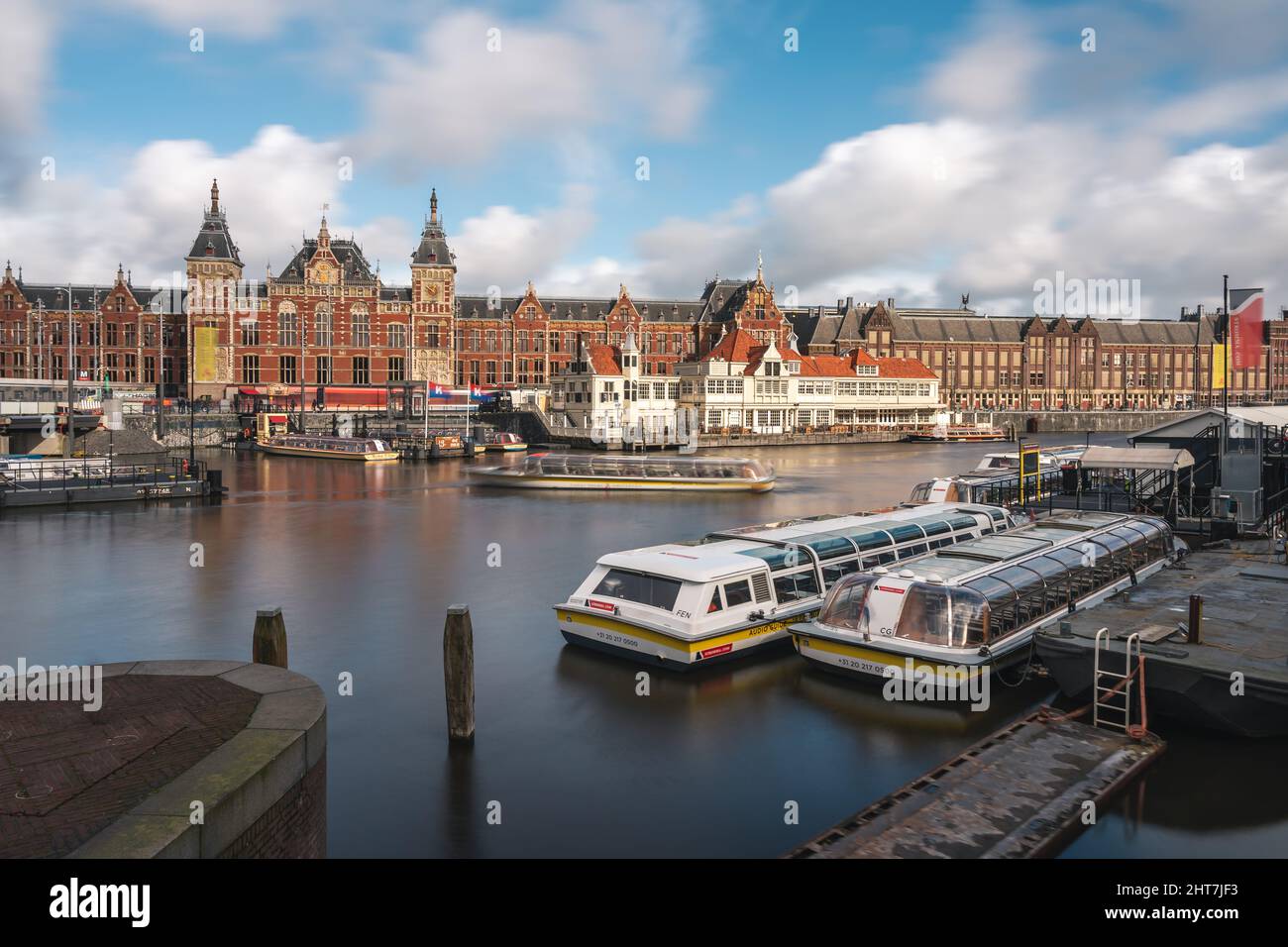 Embarcadère pour les croisières sur les canaux à la gare centrale, Centraal, Amsterdam, Pays-Bas, Europe Banque D'Images