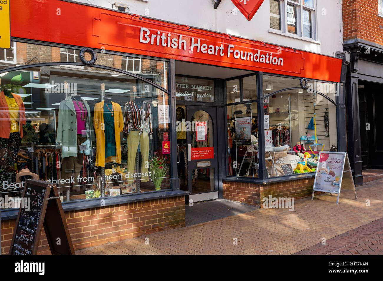 Ipswich Suffolk UK février 25 2022: Extérieur d'un magasin de charité de la British Heart Foundation, il finance la recherche médicale liée au coeur et à la circulation Banque D'Images