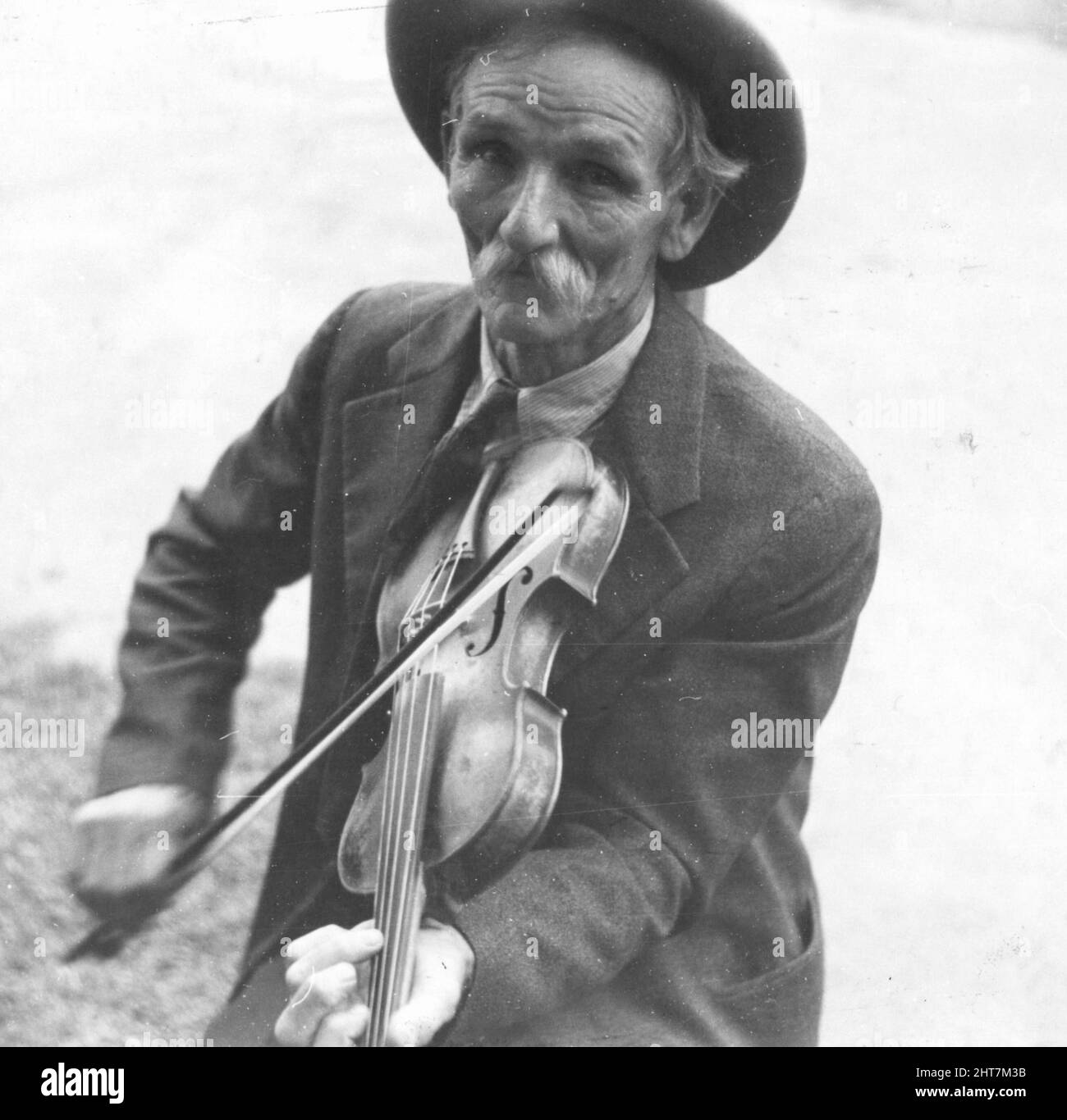Ben Shahn - Fiddlin Bill Henseley, Mountain Fiddler, Asheville, Caroline du Nord, États-Unis - 1937 Banque D'Images
