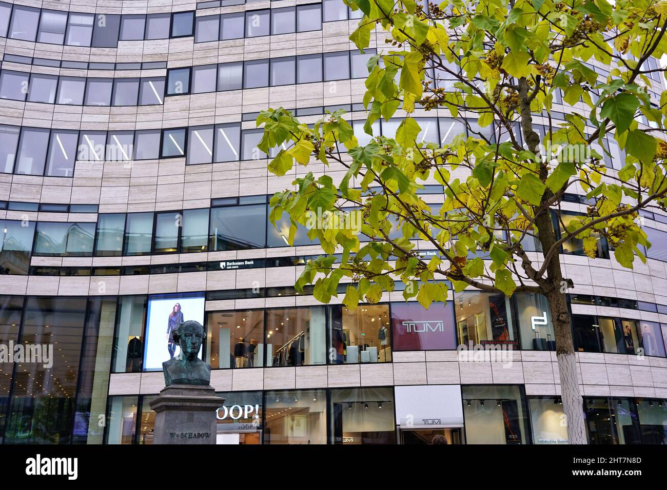 Un magasin moderne situé à l'hôtel de Düsseldorf avec une sculpture en bronze historique de Friedrich Wilhelm von Schadow, dévoilé en 1869. Banque D'Images