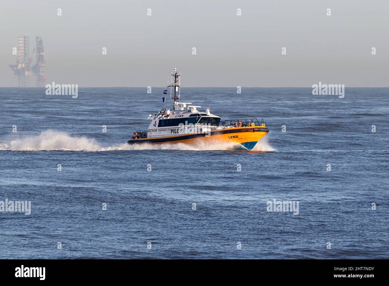 Le navire pilote Lynx entrant dans le port de Rotterdam à vitesse élevée Banque D'Images Le navire pilote Lynx entrant dans le port de Rotterdam à vitesse élevée Banque D'Images