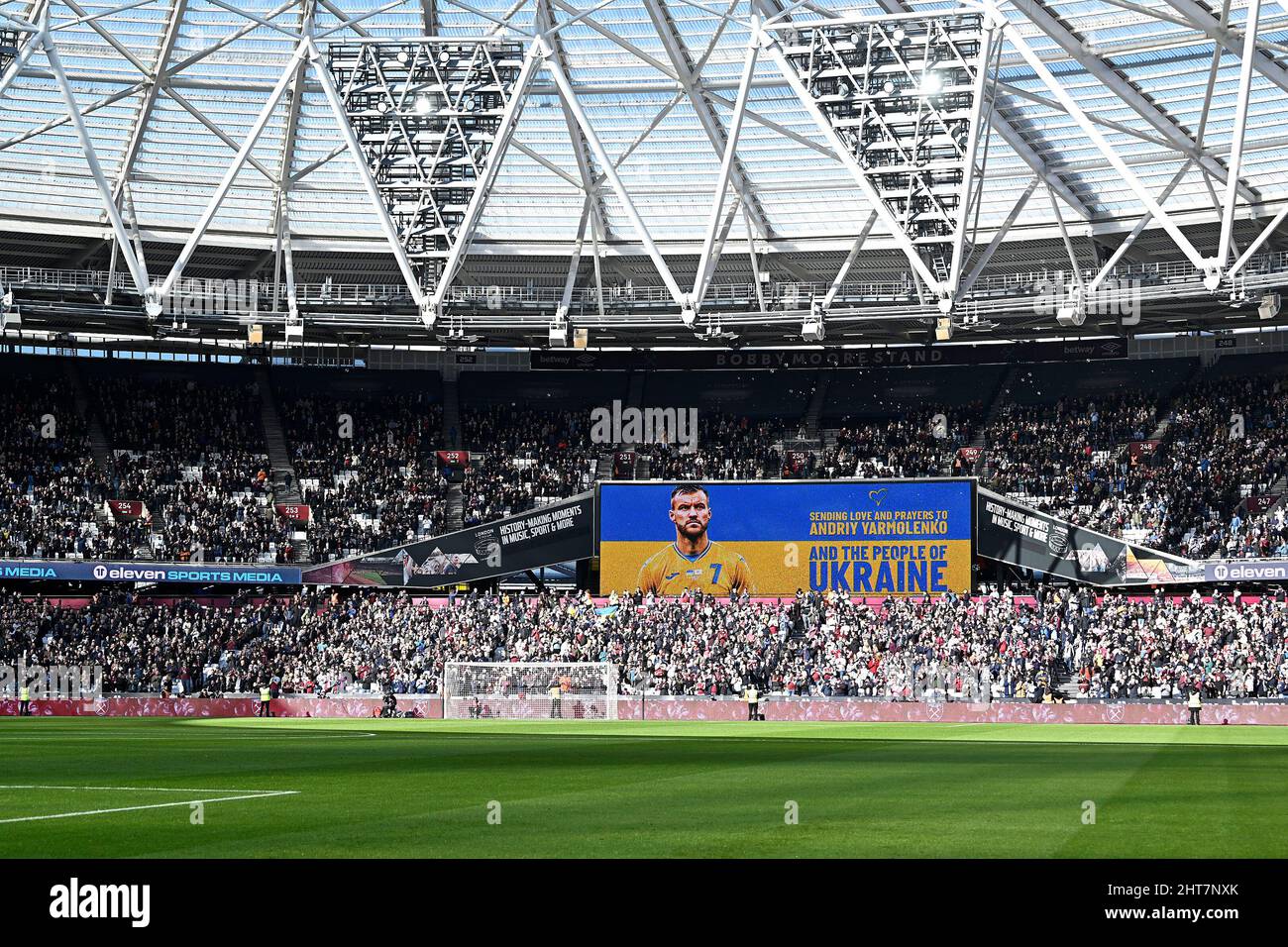 Londres, Royaume-Uni. 27th févr. 2022. West Ham rend hommage au peuple ukrainien et à Andriy Yarmolenko (West Ham) avant le match de West Ham contre Wolves Premier League au London Stadium Stratford. Crédit : MARTIN DALTON/Alay Live News Banque D'Images