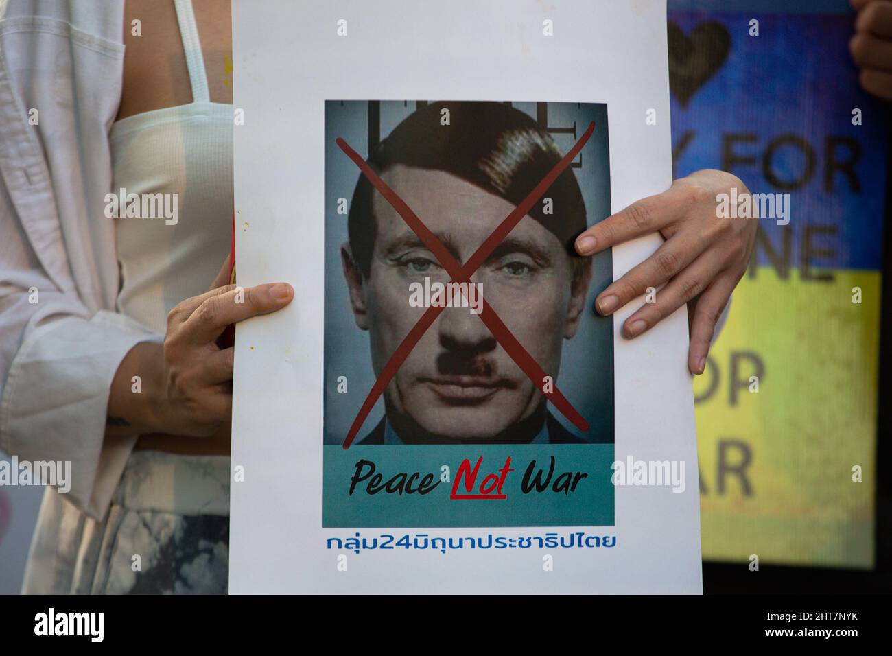 Bangkok, Thaïlande. 27th févr. 2022. Un manifestant tient un portrait de Vladimir Poutine pendant la manifestation. Des manifestants anti-guerre ukrainiens, thaïlandais et russes se sont rassemblés dans le parc Lumphini avant de marcher jusqu'au parc Benjakitti pour protester contre l'invasion de l'Ukraine par la Russie et pour demander le soutien de l'Ukraine après que l'armée russe ait envahi l'Ukraine. Crédit : SOPA Images Limited/Alamy Live News Banque D'Images