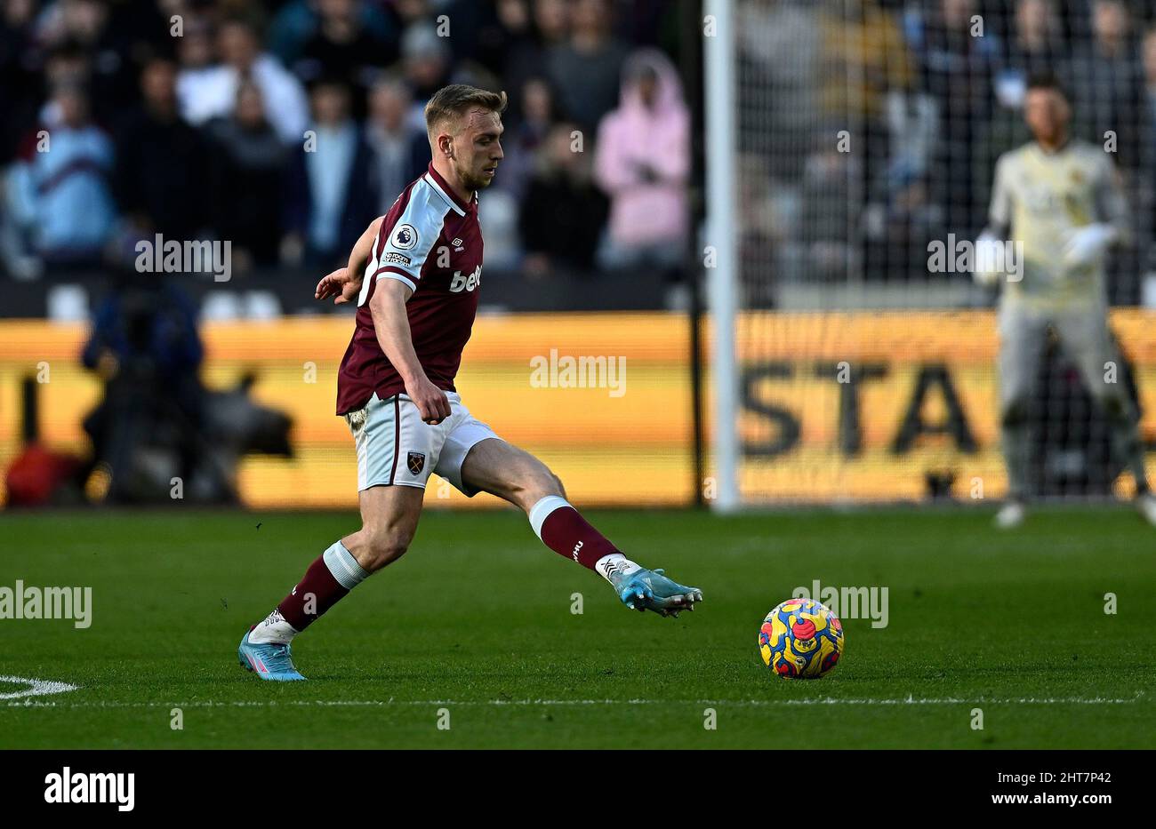 Londres, Royaume-Uni. 27th févr. 2022. Jarrod Bowen (West Ham) passe lors du match de West Ham contre Wolves Premier League au London Stadium Stratford. Crédit : MARTIN DALTON/Alay Live News Banque D'Images