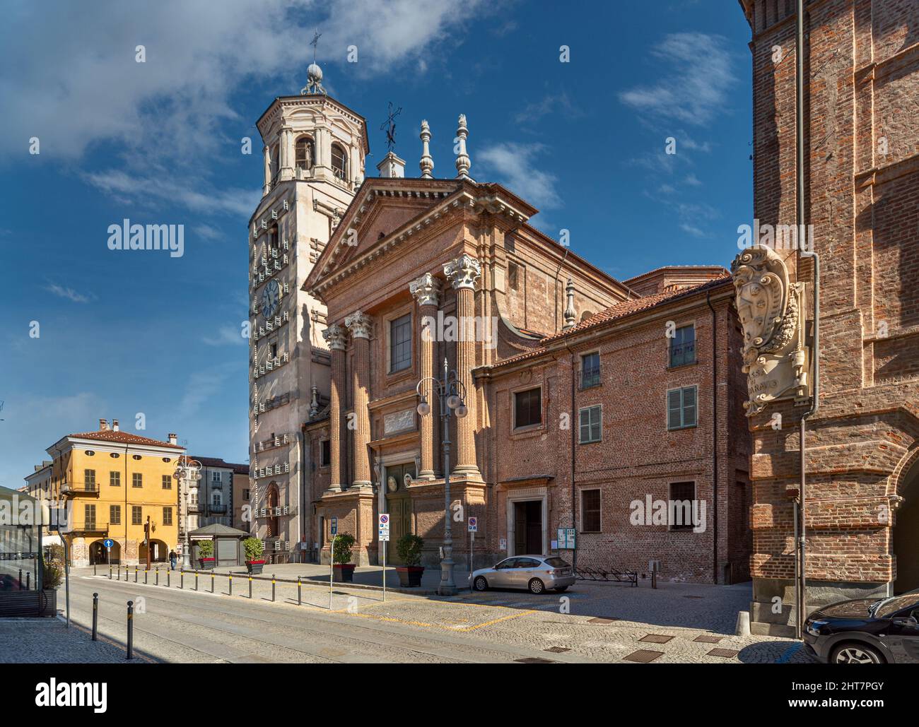 Fossano, Italie - 27 février 2022 : Cathédrale de Santa Maria et San Giovenale (XVIII siècle) avec le clocher civique (XV siècle) et le bui historique Banque D'Images
