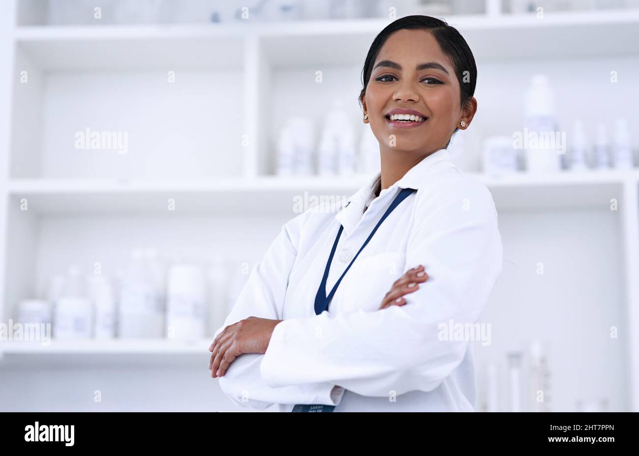Je tout sur cette vie scientifique. Portrait rogné d'une jeune scientifique attrayante debout avec ses bras pliés dans le laboratoire. Banque D'Images